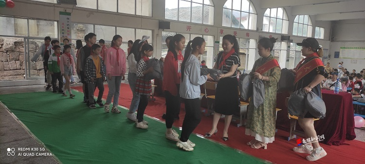留守儿童收贴心好礼 爱心睡枕助孩子好梦