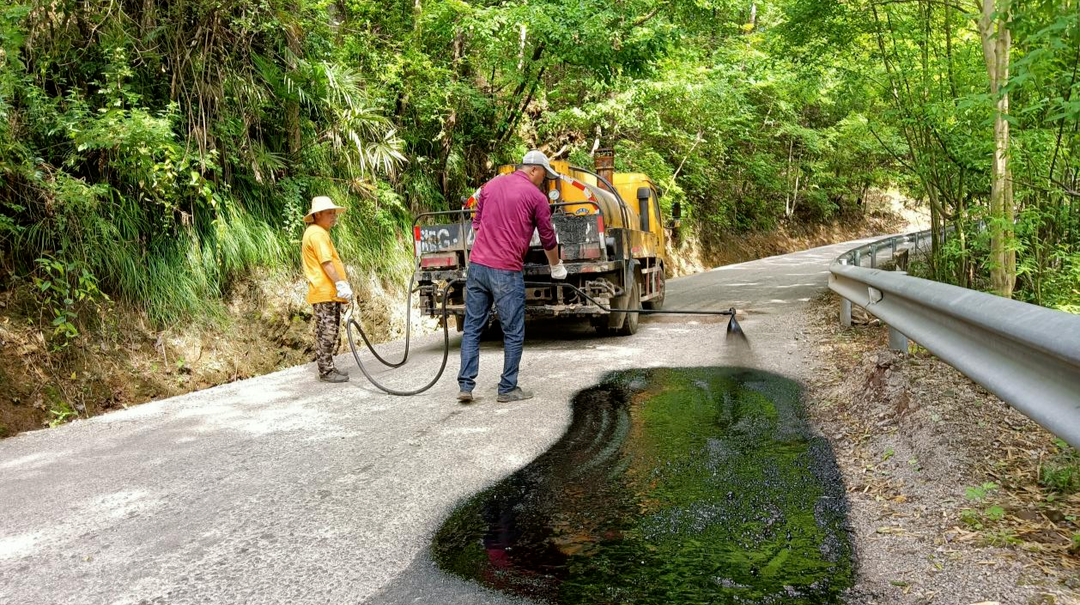 县公路建设养护中心：修补路面坑槽  保障行车安全