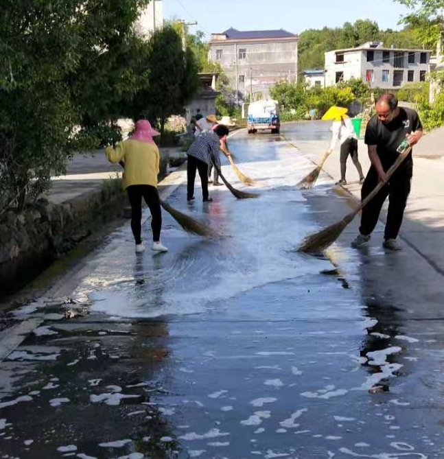 “急时有我，迎难敢上”暨桥自弯镇紧急清洗路面油污实记