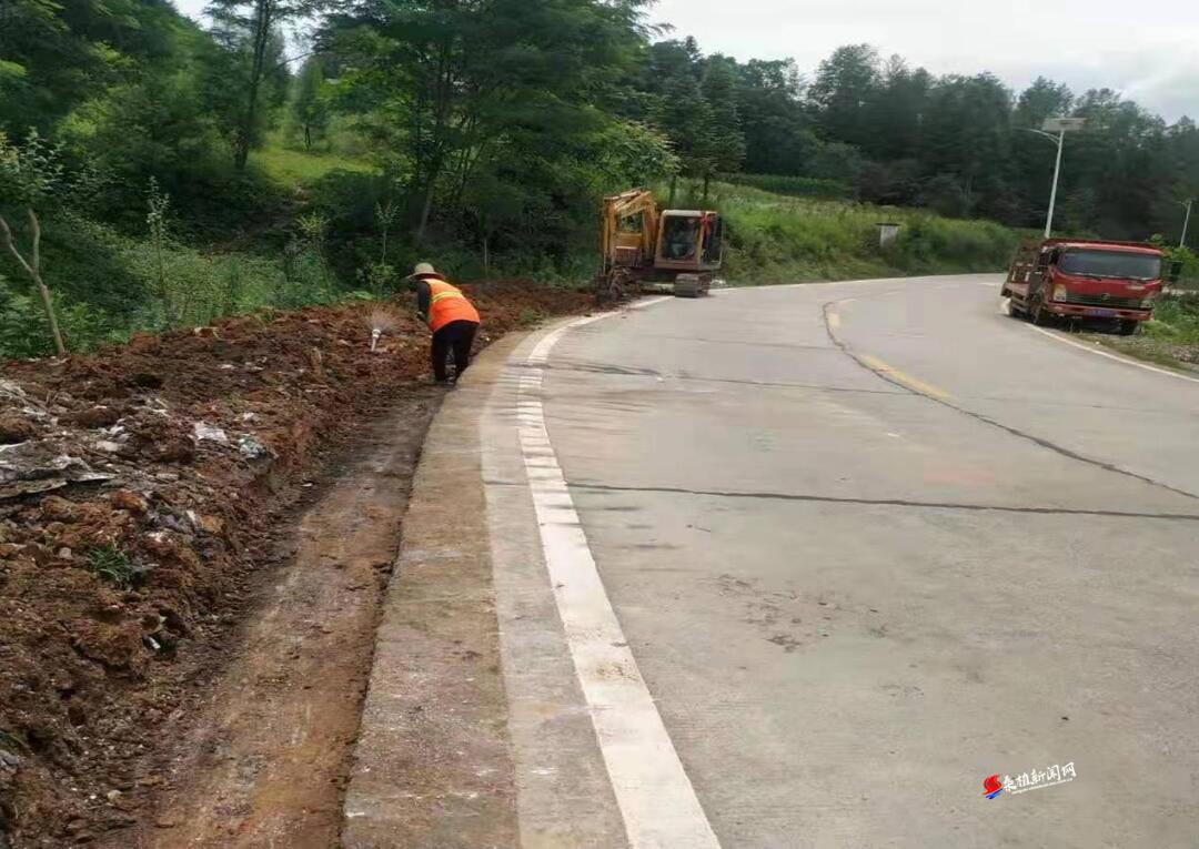 桑植县公路建设养护中心：疏通公路排水 提高抗灾能力
