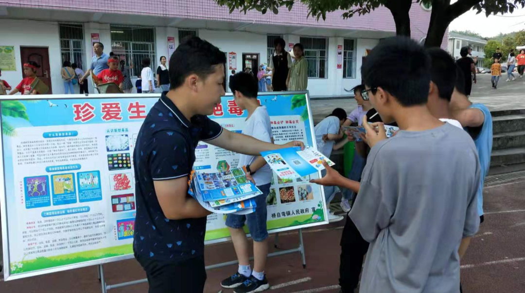 桥自弯镇：童心永向党 平安征程你我常相伴
