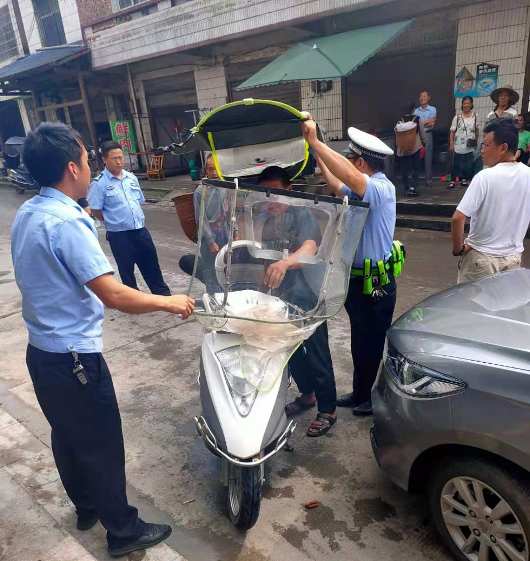 走马坪白族乡：联合执法  营造和谐环境