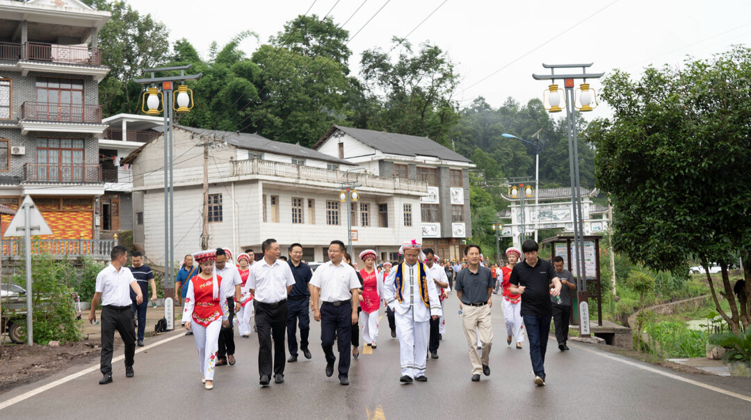 刘家坪白族乡长征步行街揭幕暨红色旅游提质升级项目正式开工