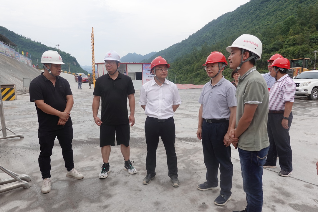 梁高武调研桑龙高速项目建设