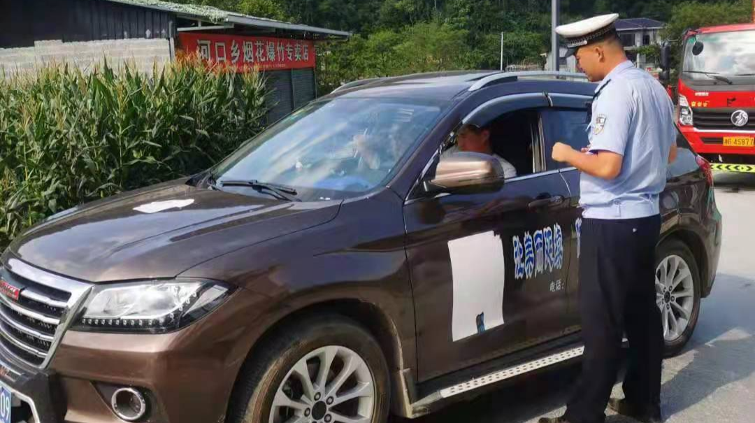 河口乡开展交通劝导活动，着力保障群众出行安全