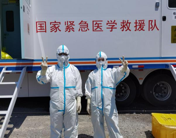 向驰援桑植的医护人员致敬