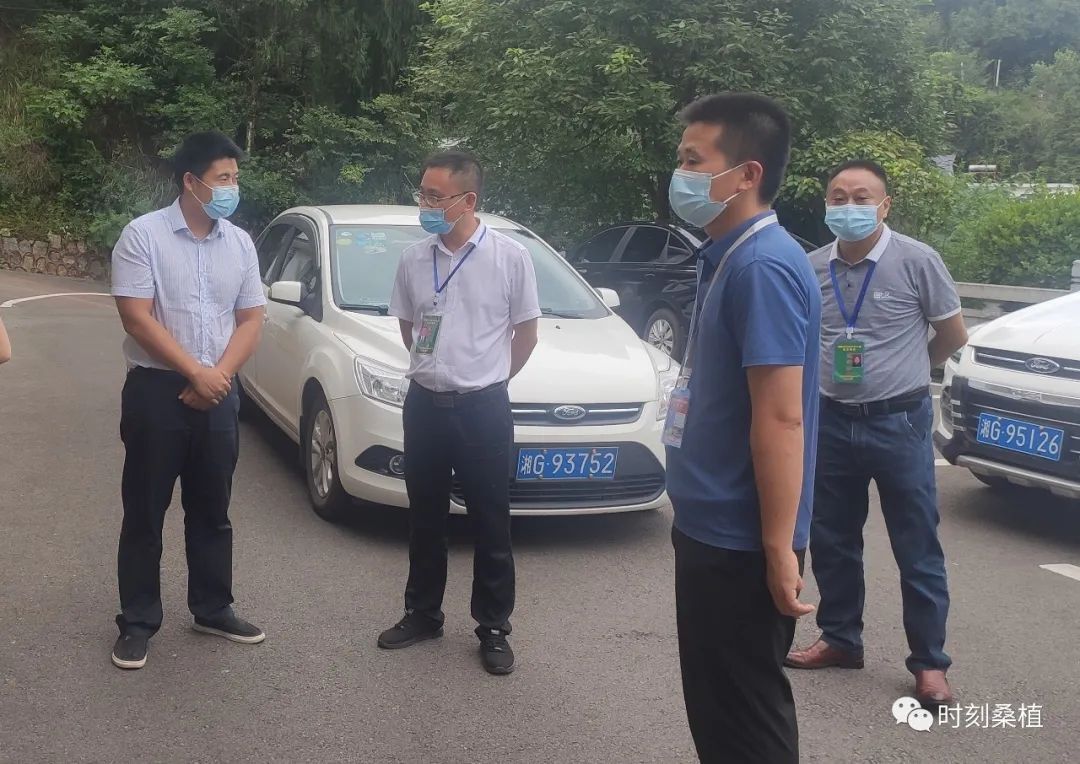 钟德华看望慰问困难弱势群体