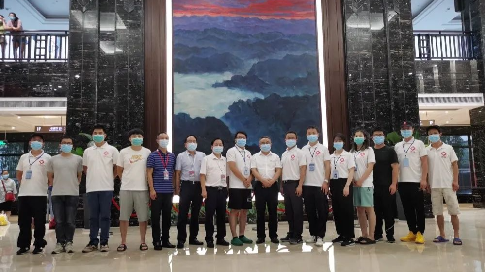 梁高武看望慰问援桑医疗队
