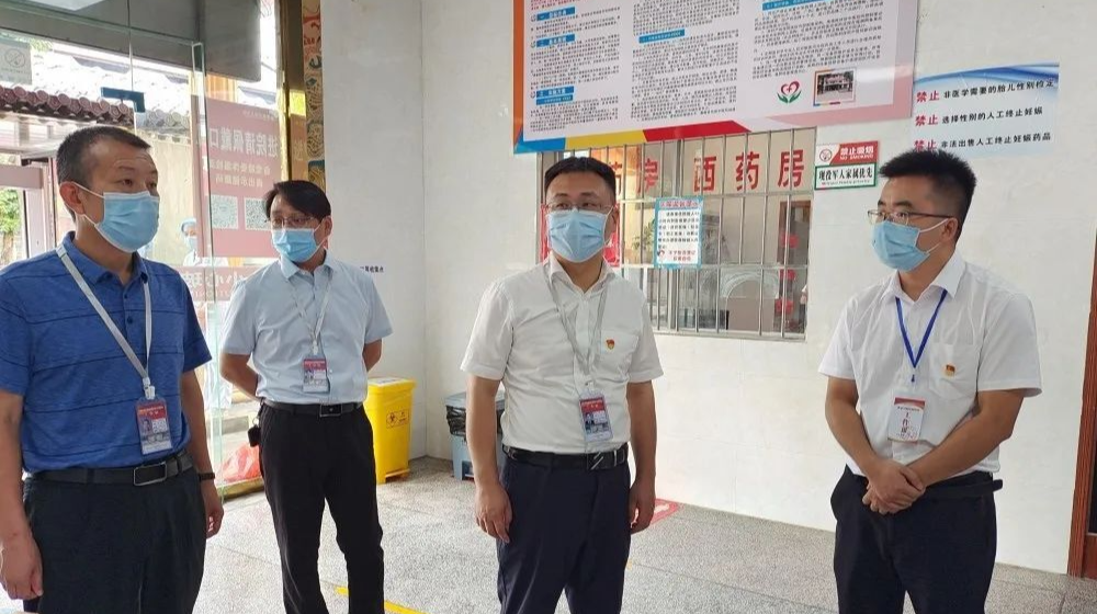 曹飞到乡镇督导防汛和防疫工作