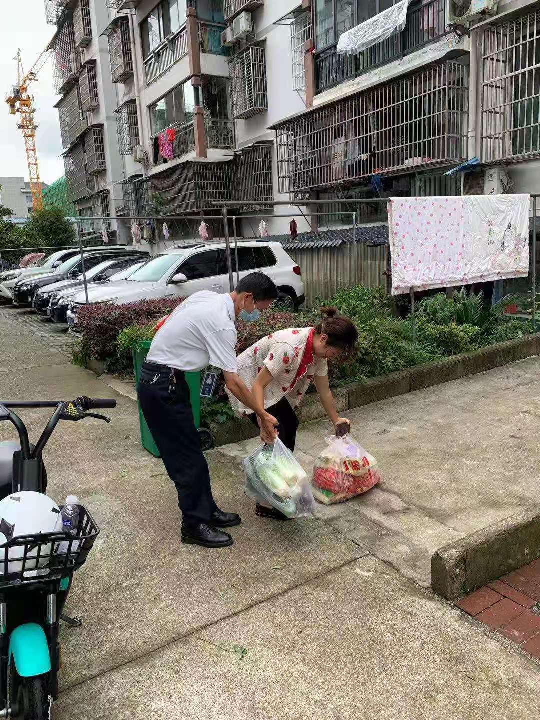 刘洪：连当11天的“快递员”