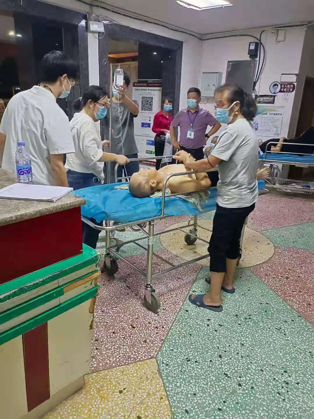 与死神赛跑  刘家坪白族乡双溪桥村紧急转送一名病危群众