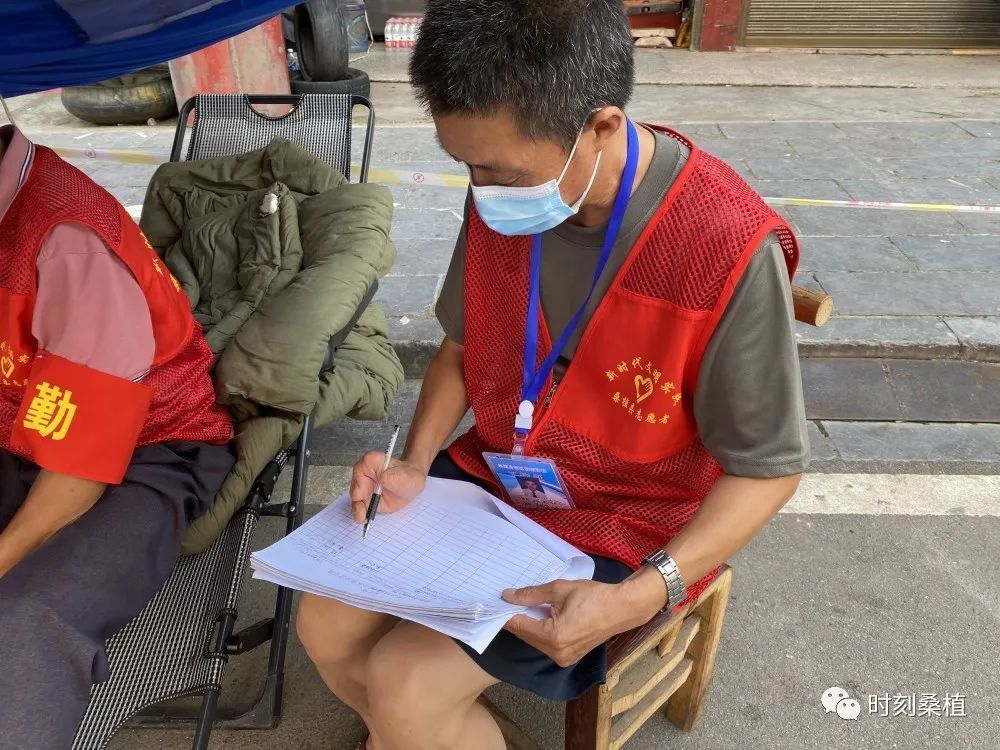 志愿服务丨父女三人齐上阵 坚守抗疫第一线