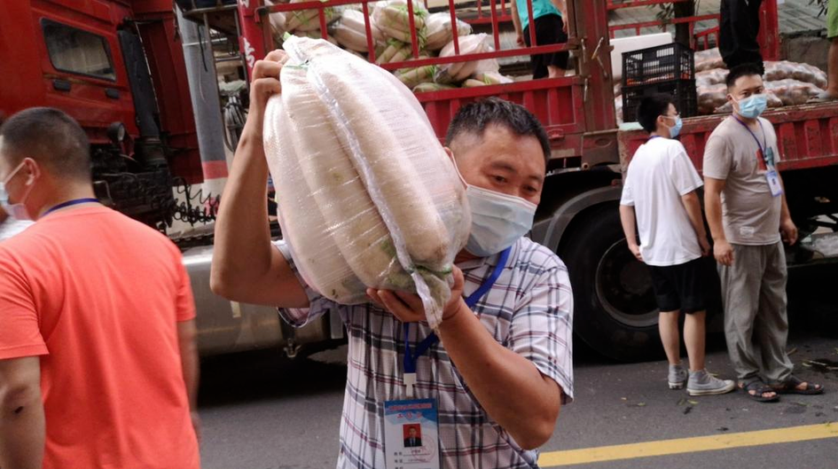 文昌街社区：疫情无情人有情，暖心蔬菜送上门