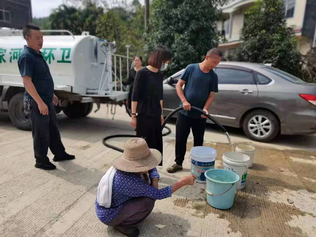 洒水车、送水车，群众眼中的“暖心车”