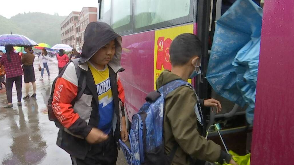 苦竹河村：“爱心接送”伴学路 精准服务暖人心