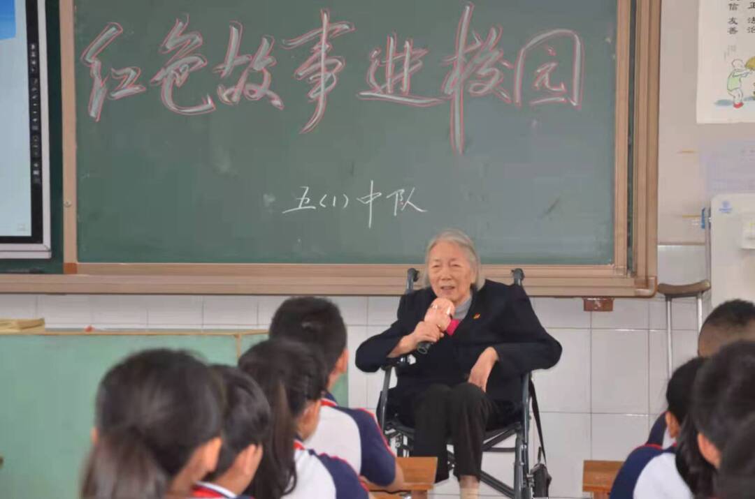 革命精神  薪火相传：92岁老党员进校园  红色故事激励青少年