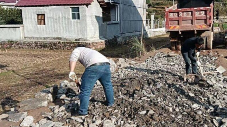 洪家关白族乡龙头村：村民义务铺路 助力产业振兴