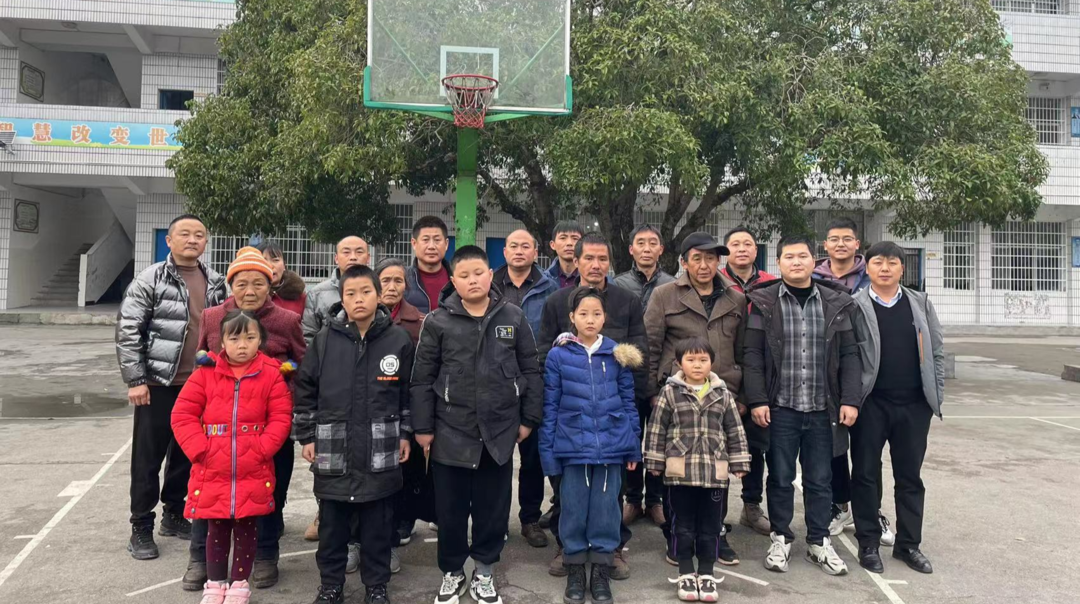 桑植县官地坪镇商会开展捐资助学活动