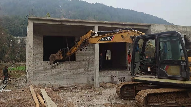 走马坪白族乡：违法建筑“零容忍”  依法拆除下狠功