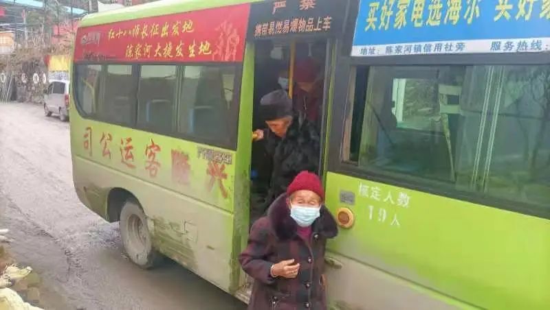 陈家河镇：组织公交车接送群众打疫苗 做好群众贴心人