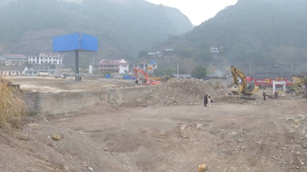 桑植：临时停车场加紧施工 缓解城区停车难