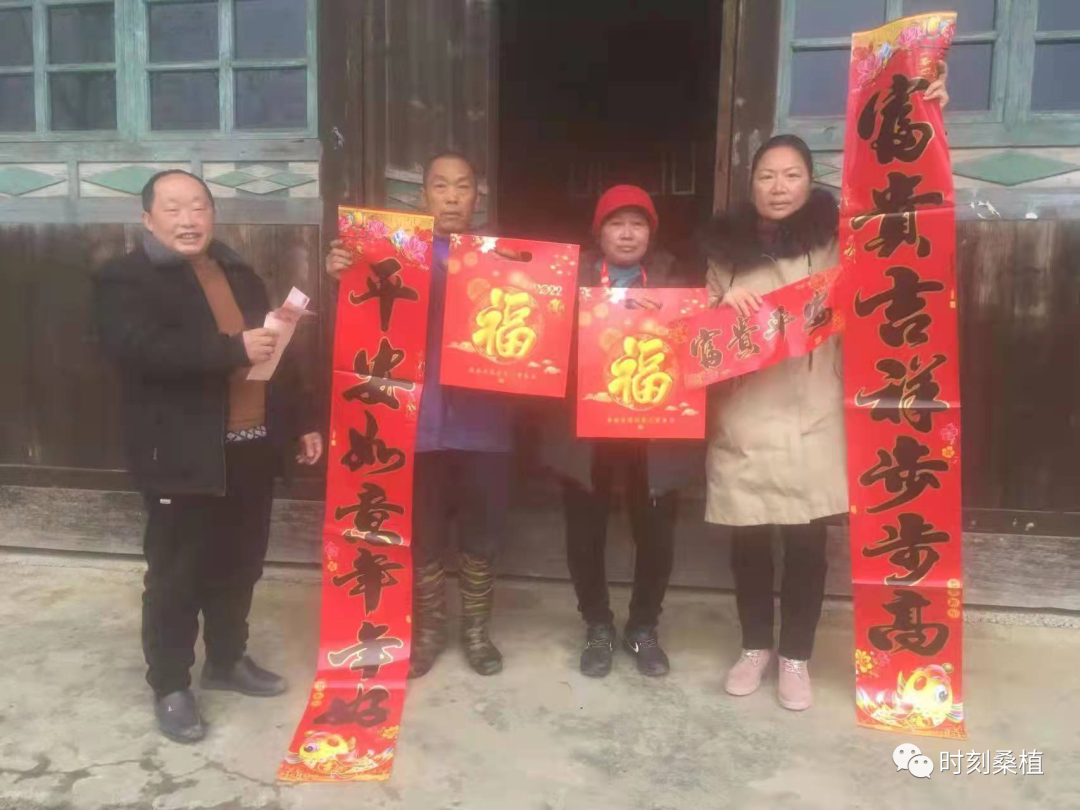 八大公山镇车大河村：驻村帮扶送春联 “福虎”到家暖人心