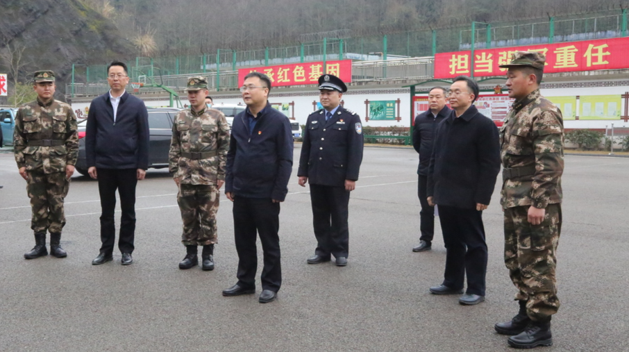 曹飞慰问消防救援人员和驻桑武警官兵