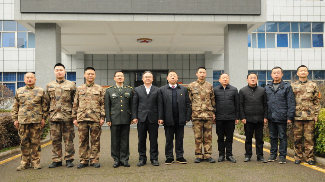 梁高武走访慰问县人武部官兵
