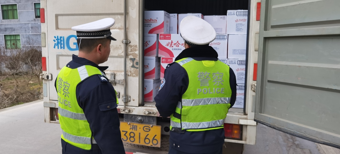 桥自弯镇：节后治超不松劲  严把辖区安全关