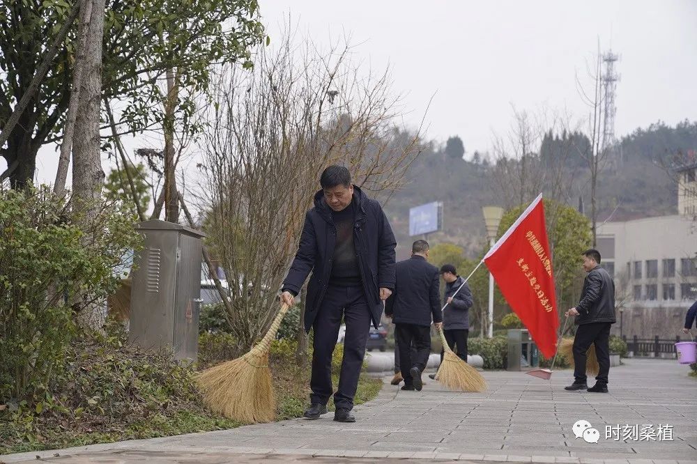 城市清洁齐出动 文明创建在行动