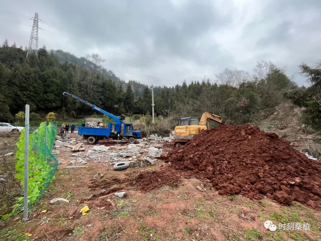 控违治违丨刘家坪白族乡开展非法生产经营墓碑加工厂整治行动