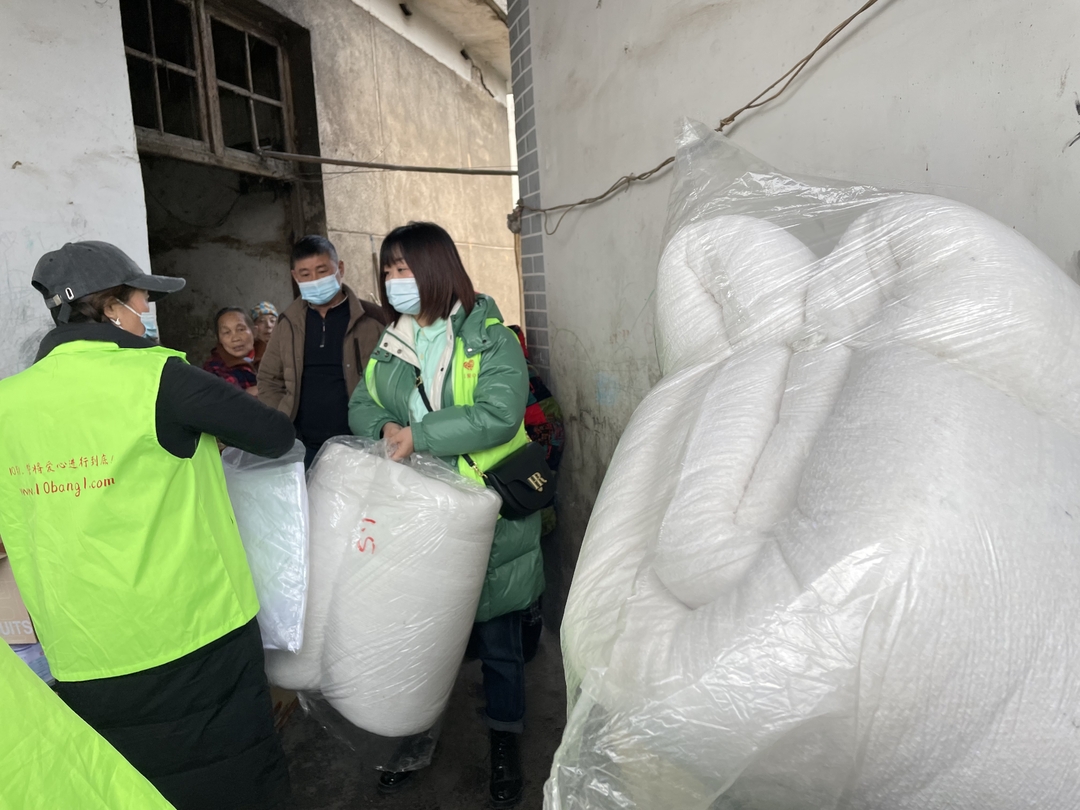 桑植县10帮1爱心协会向困难学生进行爱心捐助