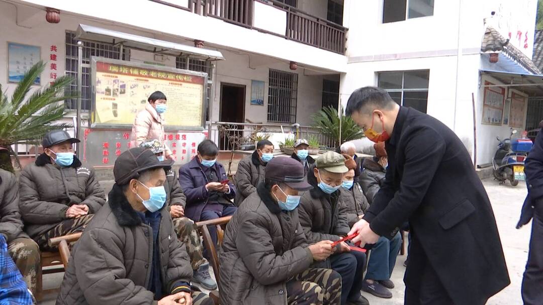 瑞塔铺镇：返乡爱心人士慰问敬老院老人