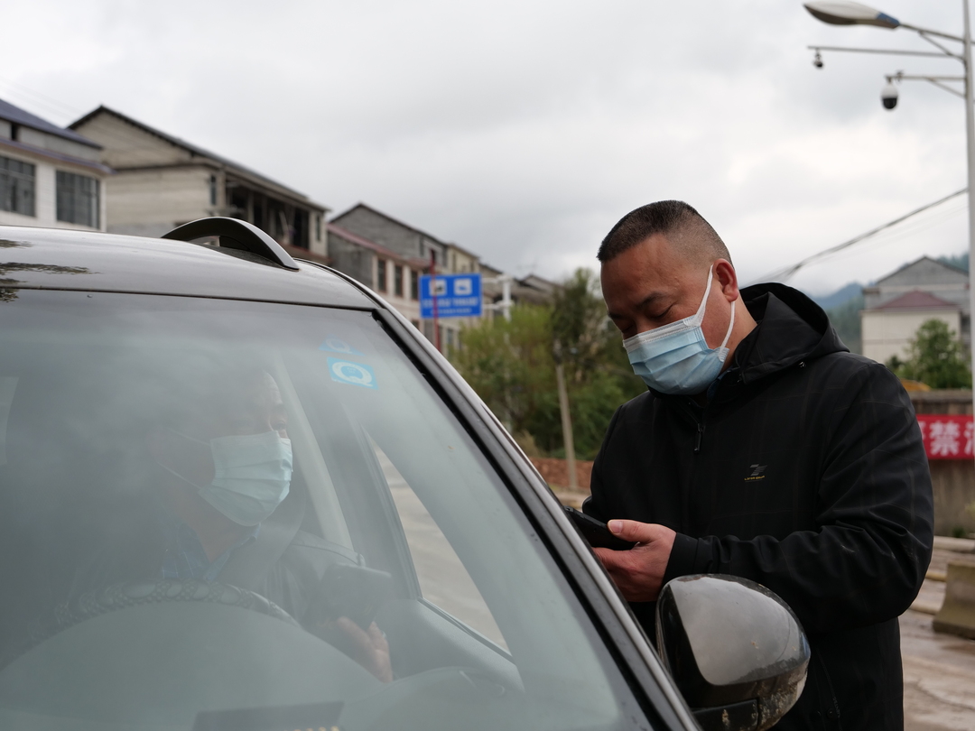 利福塔镇：24小时轮流值守 筑牢安全防线