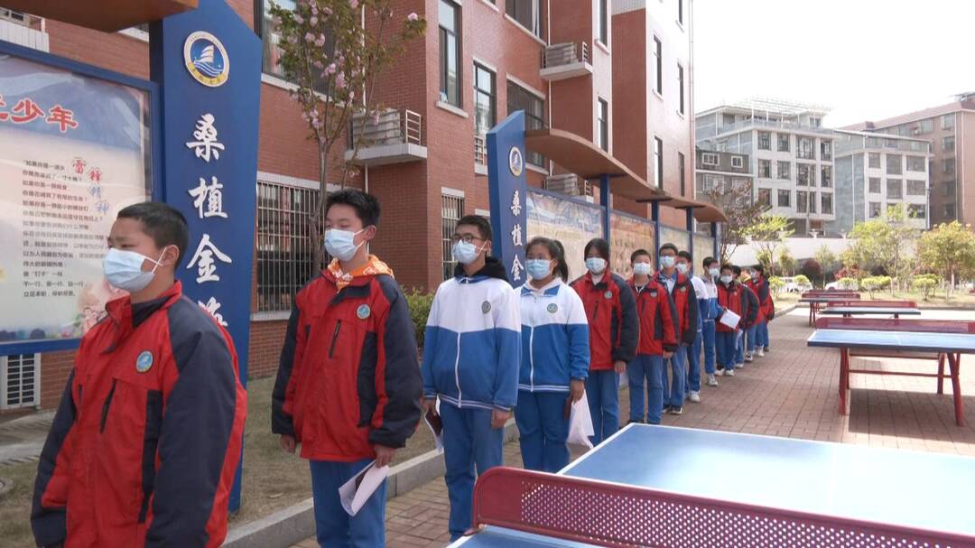 桑植：让服务多跑腿，为学生办好证