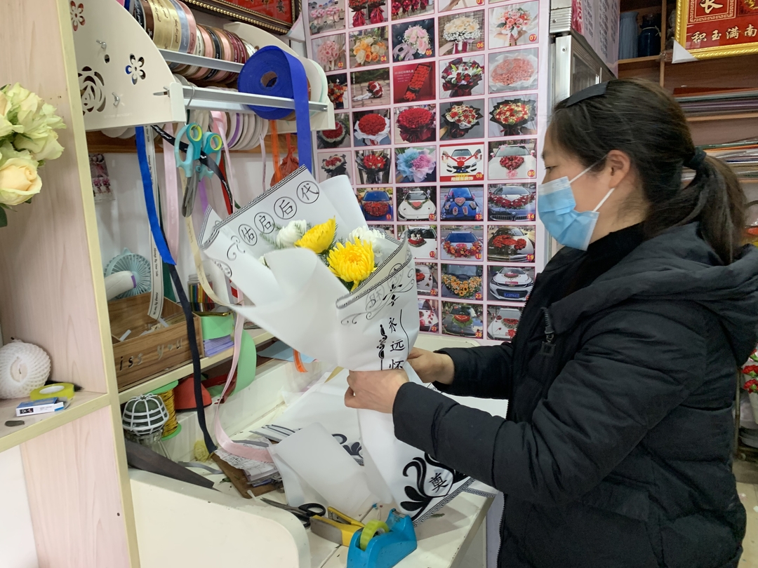 清明更“清”丨一束鲜花寄哀思 文明祭祀成新风