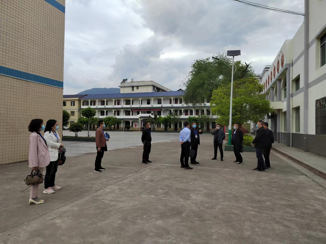 县人大常委会调研芙蓉桥中学义务教育“双减”工作