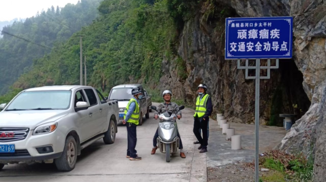 河口：大山里的交通劝导员