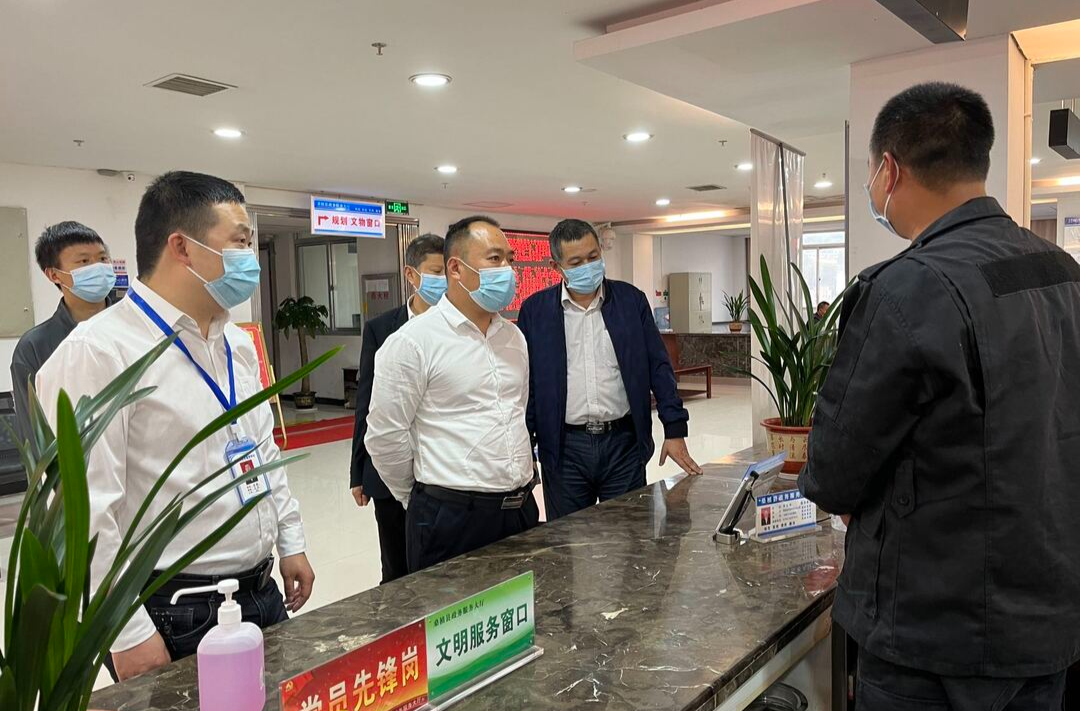 钟照寰到县政务服务中心调研