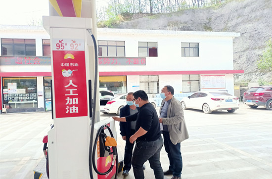 桑植县市管局专项整治加油站计量器具维护百姓权益