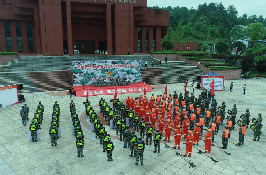 桑植民兵新长征突击队授旗 百余名民兵整装出征
