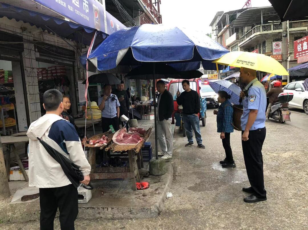 洪家关白族乡：集中销毁150斤“白板肉”