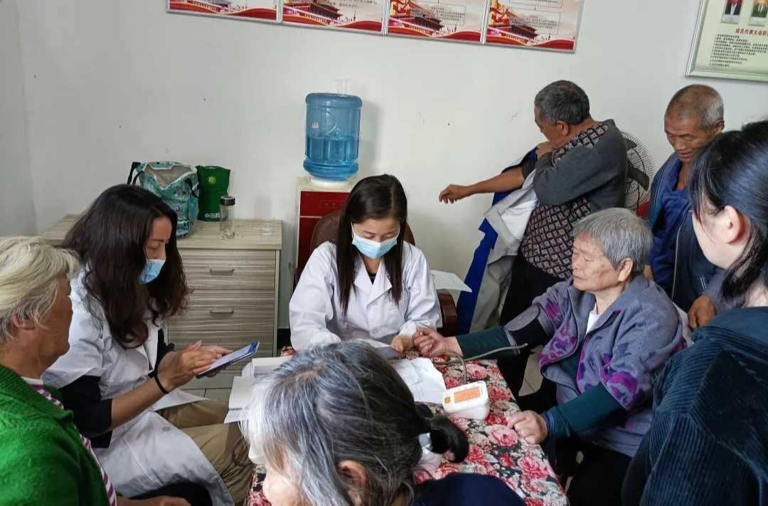 洪家关白族乡海龙村：开展“关爱老年人、端午送健康”体检活动