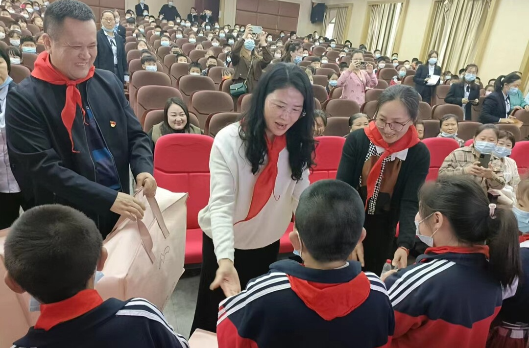 桑植县澧源镇政府开展全国助残日关爱特殊儿童进校园活动
