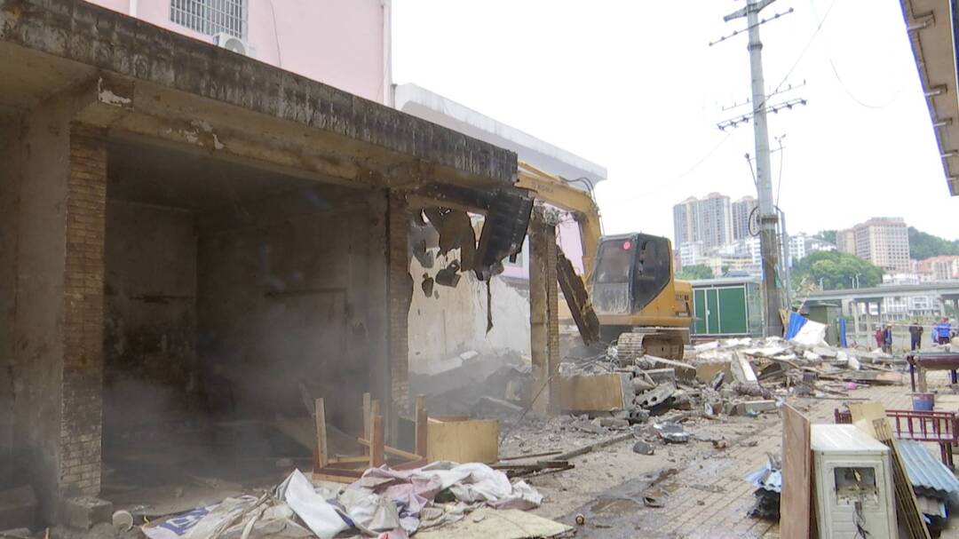 控违治违丨康茜商贸城26处违法建筑被依法拆除