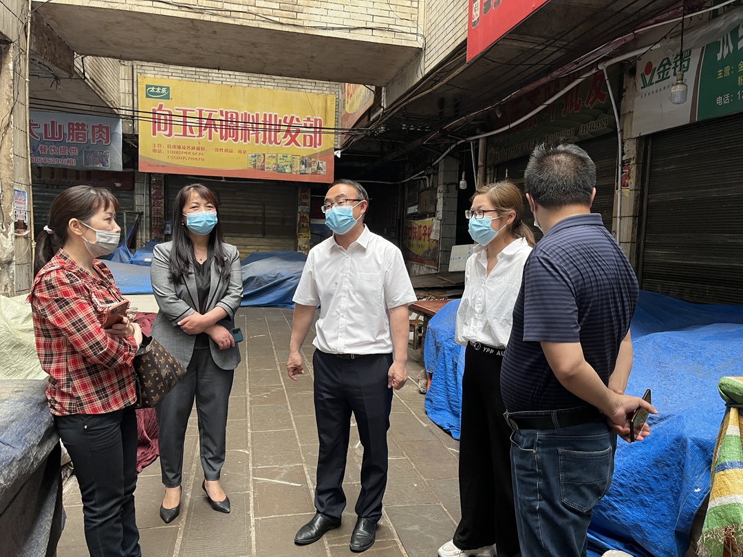 文明创建丨梁高武督导食品安全及城区控违治违工作