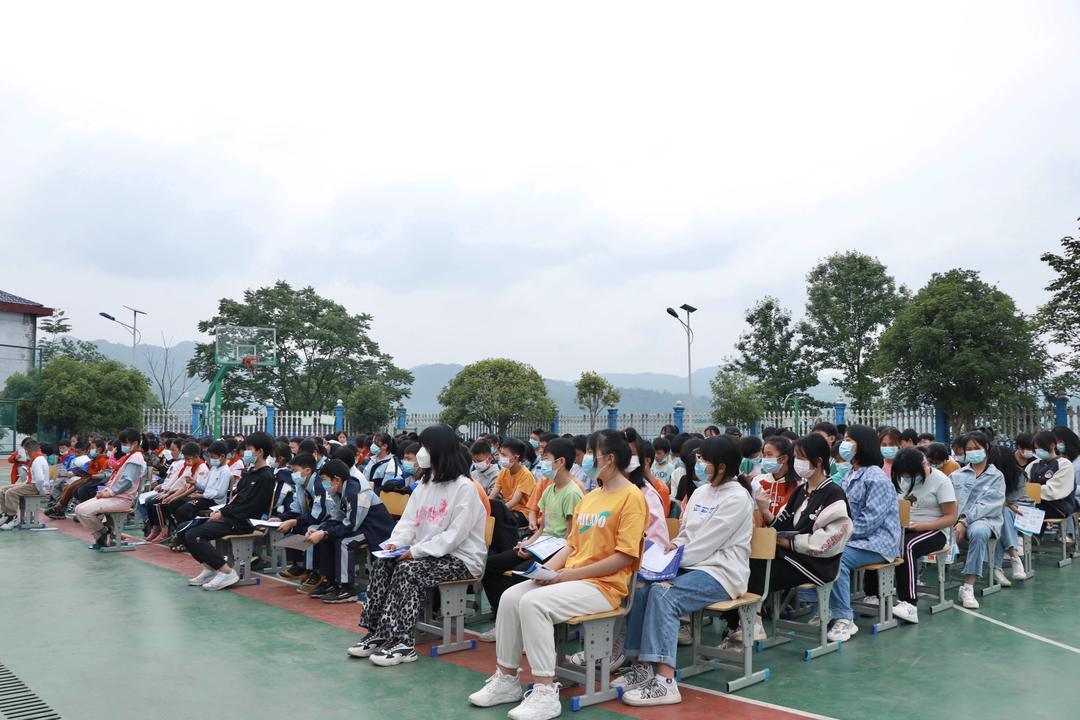 八大公山镇：交通宣讲进校园 安全知识伴我行