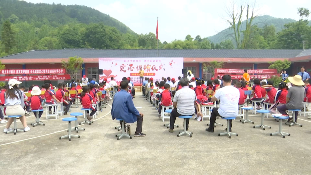 爱心企业到走马坪白族乡捐赠价值10万元物资