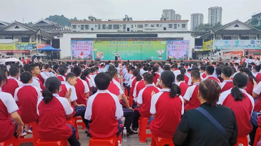 张家界市第十三届图书巡展暨全民阅读·绿书签进校园活动启动