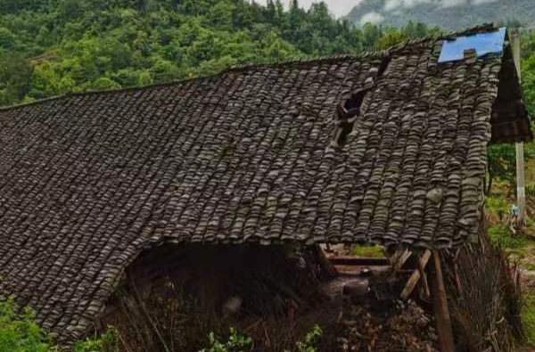 桑植一五保户房屋倒塌，屋内人员成功转移